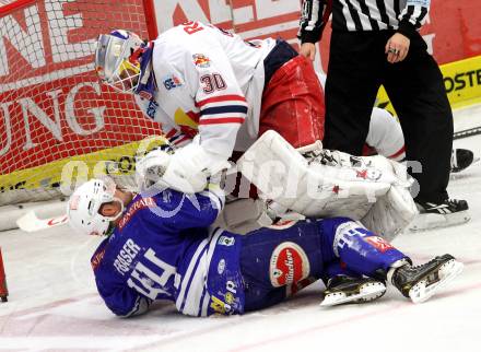 EBEL. Eishockey Bundesliga. EC VSV gegen EC Red Bull Salzburg. FRASER Curtis (VSV), BRUECKLER Bernd (Salzburg).. Villach, am 1.12.2013.
Foto: Kuess 


---
pressefotos, pressefotografie, kuess, qs, qspictures, sport, bild, bilder, bilddatenbank