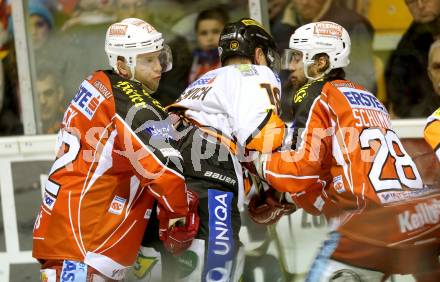 EBEL. Eishockey Bundesliga. KAC gegen Moser Medical Graz 99ers. Thomas Poeck, Martin Schumnig,  (KAC), Ryan Kinasewich (Graz). Klagenfurt, am 1.12.2013
Foto: Kuess 

---
pressefotos, pressefotografie, kuess, qs, qspictures, sport, bild, bilder, bilddatenbank