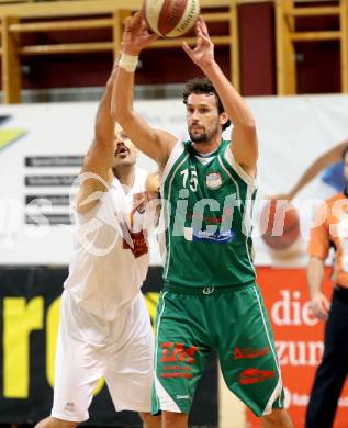 Basketball 2. Bundesliga. Woerthersee Piraten gegen BK Mattersburg Rocks. Joachim Buggelsheim (Piraten), Harald Gschiel (Mattersburg). Klagenfurt, am 30.11.2013.
Foto: Kuess
---
pressefotos, pressefotografie, kuess, qs, qspictures, sport, bild, bilder, bilddatenbank