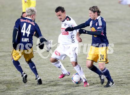 Fussball Bundesliga. RZ Pellets WAC gegen FC Red Bull Salzburg. Michael Liendl, (WAC), Kevin Kampl, Christoph Leitgeb (Salzburg). Wolfsberg, 4.12.2013.
Foto: Kuess

---
pressefotos, pressefotografie, kuess, qs, qspictures, sport, bild, bilder, bilddatenbank