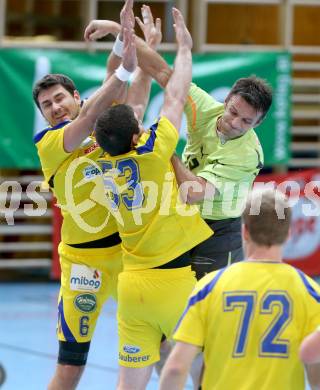 Handball Bundesliga. HC Kaernten gegen UHC Hollabrunn. Dino Poje (HCK),  Josip Simonic (Hollabrunn). Viktring, am 30.11.2013.
Foto: Kuess
---
pressefotos, pressefotografie, kuess, qs, qspictures, sport, bild, bilder, bilddatenbank