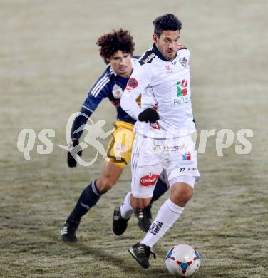 Fussball Bundesliga. RZ Pellets WAC gegen FC Red Bull Salzburg. Michele Polverino, (WAC), Ramalho Silva Andre (Salzburg). Wolfsberg, 4.12.2013.
Foto: Kuess

---
pressefotos, pressefotografie, kuess, qs, qspictures, sport, bild, bilder, bilddatenbank