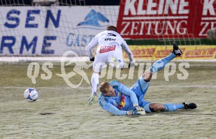 Fussball Bundesliga. RZ Pellets WAC gegen FC Red Bull Salzburg. Manuel Kerhe, (WAC), Peter Gulacsi (Salzburg). Wolfsberg, 4.12.2013.
Foto: Kuess

---
pressefotos, pressefotografie, kuess, qs, qspictures, sport, bild, bilder, bilddatenbank