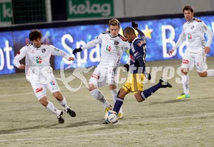 Fussball Bundesliga. RZ Pellets WAC gegen FC Red Bull Salzburg. Joachim Standfest, Michael Sollbauer, (WAC), Borges De Cavalho Alan Douglas (Salzburg). Wolfsberg, 4.12.2013.
Foto: Kuess

---
pressefotos, pressefotografie, kuess, qs, qspictures, sport, bild, bilder, bilddatenbank