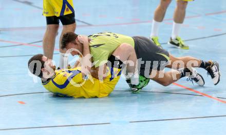 Handball Bundesliga. HC Kaernten gegen UHC Hollabrunn. Dino Poje (HCK),  Andreas Czech (Hollabrunn). Viktring, am 30.11.2013.
Foto: Kuess
---
pressefotos, pressefotografie, kuess, qs, qspictures, sport, bild, bilder, bilddatenbank