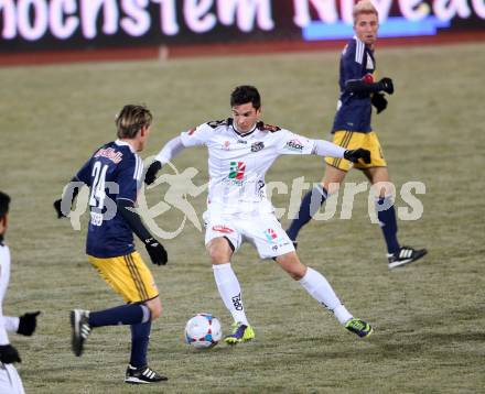 Fussball Bundesliga. RZ Pellets WAC gegen FC Red Bull Salzburg. Roland Putsche, (WAC), Christoph Leitgeb (Salzburg). Wolfsberg, 4.12.2013.
Foto: Kuess

---
pressefotos, pressefotografie, kuess, qs, qspictures, sport, bild, bilder, bilddatenbank