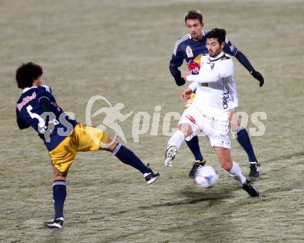 Fussball Bundesliga. RZ Pellets WAC gegen FC Red Bull Salzburg. Lucas Segovia Daniel, (WAC), Ramalho Silva Andre (Salzburg). Wolfsberg, 4.12.2013.
Foto: Kuess

---
pressefotos, pressefotografie, kuess, qs, qspictures, sport, bild, bilder, bilddatenbank