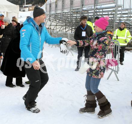 Schi Alpin. 60. Geburtstag von Franz Klammer. Legendenschirennen.  Michael Walchhofer tanzt mit Fan. Bad Kleinkirchheim, am 7.12.2013.
Foto: Kuess
---
pressefotos, pressefotografie, kuess, qs, qspictures, sport, bild, bilder, bilddatenbank