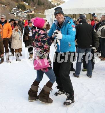 Schi Alpin. 60. Geburtstag von Franz Klammer. Legendenschirennen.  Michael Walchhofer tanzt mit Fan. Bad Kleinkirchheim, am 7.12.2013.
Foto: Kuess
---
pressefotos, pressefotografie, kuess, qs, qspictures, sport, bild, bilder, bilddatenbank