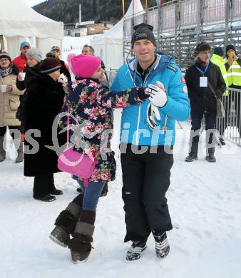 Schi Alpin. 60. Geburtstag von Franz Klammer. Legendenschirennen.  Michael Walchhofer tanzt mit Fan. Bad Kleinkirchheim, am 7.12.2013.
Foto: Kuess
---
pressefotos, pressefotografie, kuess, qs, qspictures, sport, bild, bilder, bilddatenbank