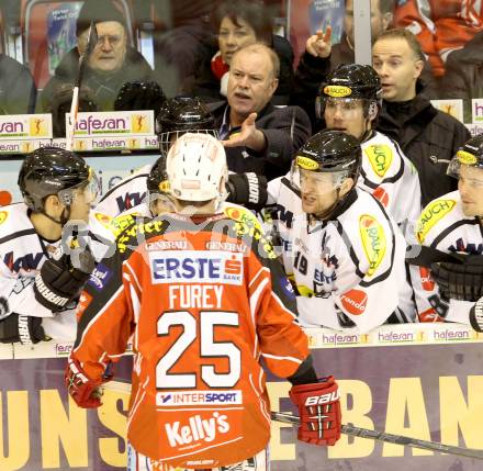 EBEL. Eishockey Bundesliga. KAC gegen Dornbirner Eishockey Club. Kirk Furey, (KAC),  Dave McQueen (Dornbirn). Klagenfurt, am 8.12.2013
Foto: Kuess 

---
pressefotos, pressefotografie, kuess, qs, qspictures, sport, bild, bilder, bilddatenbank