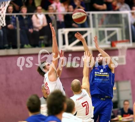 Basketball 2. Bundesliga. ASKOE Villach Raiders gegen WSG Raiffeisen Radenthein. Blaz Lobe, Davor Sattler (Villach), Hannes Mayr (Radenthein). Villach, am 7.12.2013.
Foto: Kuess
---
pressefotos, pressefotografie, kuess, qs, qspictures, sport, bild, bilder, bilddatenbank