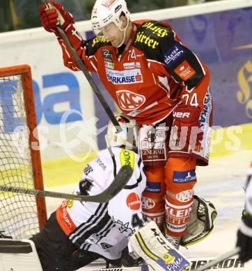 EBEL. Eishockey Bundesliga. KAC gegen Dornbirner Eishockey Club. Jamie Lundmark, (KAC), Adam Dennis  (Dornbirn). Klagenfurt, am 8.12.2013
Foto: Kuess 

---
pressefotos, pressefotografie, kuess, qs, qspictures, sport, bild, bilder, bilddatenbank