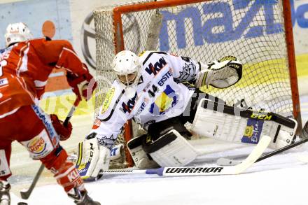 EBEL. Eishockey Bundesliga. KAC gegen Dornbirner Eishockey Club. John Lammers,  (KAC), Adam Dennis (Dornbirn). Klagenfurt, am 8.12.2013
Foto: Kuess 

---
pressefotos, pressefotografie, kuess, qs, qspictures, sport, bild, bilder, bilddatenbank