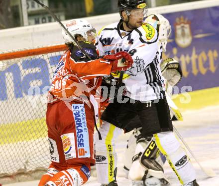 EBEL. Eishockey Bundesliga. KAC gegen Dornbirner Eishockey Club. Johannes Reichel, (KAC), Patrick Jarrett  (Dornbirn). Klagenfurt, am 8.12.2013
Foto: Kuess 

---
pressefotos, pressefotografie, kuess, qs, qspictures, sport, bild, bilder, bilddatenbank