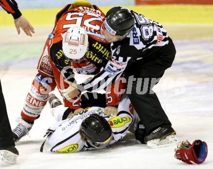 EBEL. Eishockey Bundesliga. KAC gegen Dornbirner Eishockey Club. Kirk Furey, (KAC), Kevin Montgomery (Dornbirn). Klagenfurt, am 8.12.2013
Foto: Kuess 

---
pressefotos, pressefotografie, kuess, qs, qspictures, sport, bild, bilder, bilddatenbank