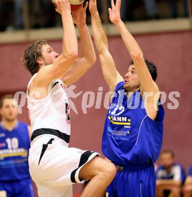 Basketball 2. Bundesliga. ASKOE Villach Raiders gegen WSG Raiffeisen Radenthein. Blaz Lobe (Villach), Peter Gleissner (Radenthein). Villach, am 7.12.2013.
Foto: Kuess
---
pressefotos, pressefotografie, kuess, qs, qspictures, sport, bild, bilder, bilddatenbank