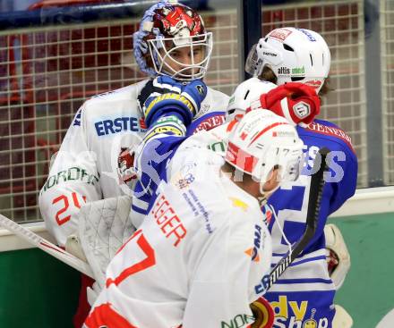 EBEL. Eishockey Bundesliga. EC VSV gegen HCB Suedtirol Bozen. Rauferei John Hughes,  (VSV), Jaroslav Huebl (Bozen). Villach, am 10.12.2013.
Foto: Kuess 


---
pressefotos, pressefotografie, kuess, qs, qspictures, sport, bild, bilder, bilddatenbank