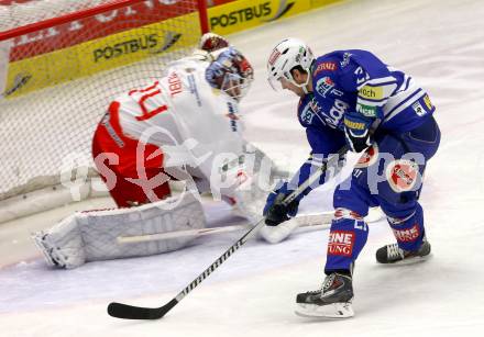 EBEL. Eishockey Bundesliga. EC VSV gegen HCB Suedtirol Bozen. Benjamin Petrik,  (VSV), Jaroslav Huebl (Bozen). Villach, am 10.12.2013.
Foto: Kuess 


---
pressefotos, pressefotografie, kuess, qs, qspictures, sport, bild, bilder, bilddatenbank