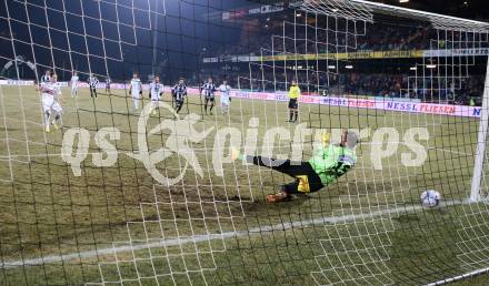 Fussball Bundesliga. RZ Pellets WAC gegen SK Puntigamer Sturm Graz.. Michael Liendl, (WAC), Benedikt Pliquett (Graz). Wolfsberg, 11.12.2013.
Foto: Kuess

---
pressefotos, pressefotografie, kuess, qs, qspictures, sport, bild, bilder, bilddatenbank