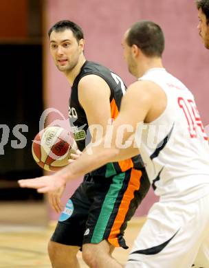 Basketball 2. Bundesliga. ASKOE Villach Raiders gegen Basket Flames WAT Wien. Matic Pticak (Villach), Vladimir Gavranic (Wien). Villach, am 14.12.2013.
Foto: Kuess
---
pressefotos, pressefotografie, kuess, qs, qspictures, sport, bild, bilder, bilddatenbank