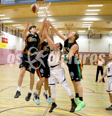 Basketball 2. Bundesliga. ASKOE Villach Raiders gegen Basket Flames WAT Wien. Nino Gross (Villach),  Mathias Kutschera,  Vladimir Gavranic,  Philipp Seel  (Wien). Villach, am 14.12.2013.
Foto: Kuess
---
pressefotos, pressefotografie, kuess, qs, qspictures, sport, bild, bilder, bilddatenbank