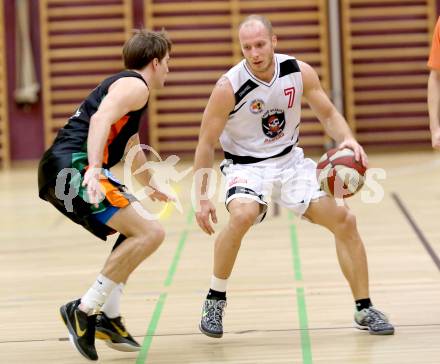 Basketball 2. Bundesliga. ASKOE Villach Raiders gegen Basket Flames WAT Wien. Davor Sattler (Villach), Lukas Boeck (Wien). Villach, am 14.12.2013.
Foto: Kuess
---
pressefotos, pressefotografie, kuess, qs, qspictures, sport, bild, bilder, bilddatenbank