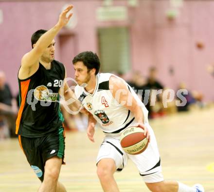 Basketball 2. Bundesliga. ASKOE Villach Raiders gegen Basket Flames WAT Wien. Erik rhinehart (Villach), Vladimir Gavranic (Wien). Villach, am 14.12.2013.
Foto: Kuess
---
pressefotos, pressefotografie, kuess, qs, qspictures, sport, bild, bilder, bilddatenbank