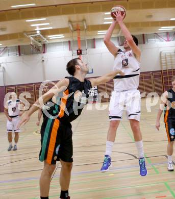 Basketball 2. Bundesliga. ASKOE Villach Raiders gegen Basket Flames WAT Wien. Erik Rhinehart (Villach),  Denis Soldo (Wien). Villach, am 14.12.2013.
Foto: Kuess
---
pressefotos, pressefotografie, kuess, qs, qspictures, sport, bild, bilder, bilddatenbank