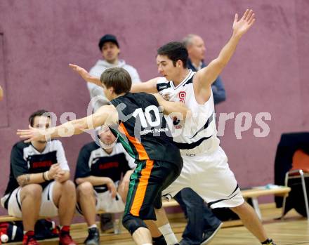 Basketball 2. Bundesliga. ASKOE Villach Raiders gegen Basket Flames WAT Wien. Michael Stoeckelmayer (Villach), Lukas Boeck (Wien). Villach, am 14.12.2013.
Foto: Kuess
---
pressefotos, pressefotografie, kuess, qs, qspictures, sport, bild, bilder, bilddatenbank