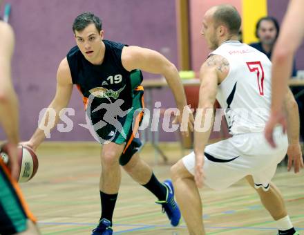 Basketball 2. Bundesliga. ASKOE Villach Raiders gegen Basket Flames WAT Wien. Davor Sattler (Villach), Florian Poecksteiner (Wien). Villach, am 14.12.2013.
Foto: Kuess
---
pressefotos, pressefotografie, kuess, qs, qspictures, sport, bild, bilder, bilddatenbank