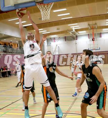 Basketball 2. Bundesliga. ASKOE Villach Raiders gegen Basket Flames WAT Wien. Matic Pticak (Villach),  Denis Soldo (Wien). Villach, am 14.12.2013.
Foto: Kuess
---
pressefotos, pressefotografie, kuess, qs, qspictures, sport, bild, bilder, bilddatenbank