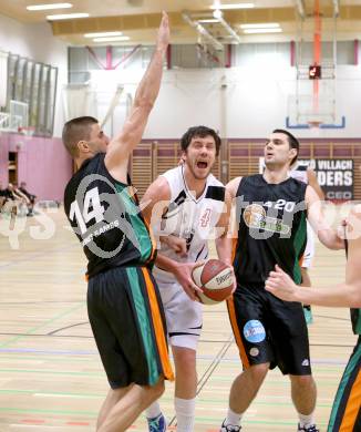 Basketball 2. Bundesliga. ASKOE Villach Raiders gegen Basket Flames WAT Wien.  Erik Rhinehart (Villach), Ivo Kaloyanov, Vladimir Gavranic (Wien). Villach, am 14.12.2013.
Foto: Kuess
---
pressefotos, pressefotografie, kuess, qs, qspictures, sport, bild, bilder, bilddatenbank