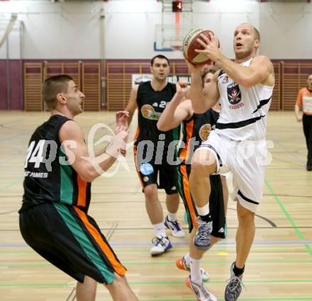 Basketball 2. Bundesliga. ASKOE Villach Raiders gegen Basket Flames WAT Wien. Davor Sattler  (Villach), Ivo Kaloyanov (Wien). Villach, am 14.12.2013.
Foto: Kuess
---
pressefotos, pressefotografie, kuess, qs, qspictures, sport, bild, bilder, bilddatenbank