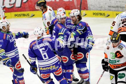 EBEL. Eishockey Bundesliga. EC VSV gegen Moser Medical Graz 99ers.  Torjubel Marco Pewal, John Hughes (VSV). Villach, am 15.12.2013.
Foto: Kuess 


---
pressefotos, pressefotografie, kuess, qs, qspictures, sport, bild, bilder, bilddatenbank