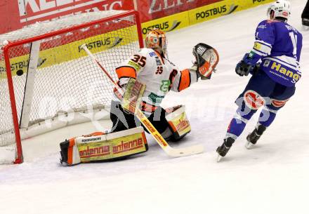 EBEL. Eishockey Bundesliga. EC VSV gegen Moser Medical Graz 99ers.  Derek Ryan, (VSV), Danny Sabourin  (Graz). Villach, am 15.12.2013.
Foto: Kuess 


---
pressefotos, pressefotografie, kuess, qs, qspictures, sport, bild, bilder, bilddatenbank