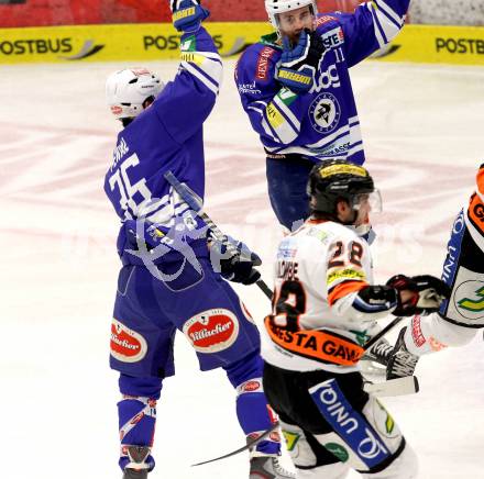 EBEL. Eishockey Bundesliga. EC VSV gegen Moser Medical Graz 99ers.  Torjubel Marco Pewal, Derek Ryan (VSV). Villach, am 15.12.2013.
Foto: Kuess 


---
pressefotos, pressefotografie, kuess, qs, qspictures, sport, bild, bilder, bilddatenbank