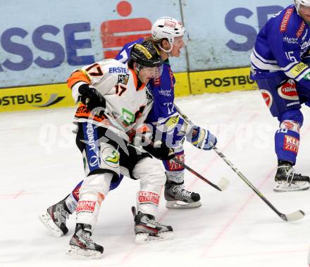 EBEL. Eishockey Bundesliga. EC VSV gegen Moser Medical Graz 99ers.  Michael Forney, (VSV), Manuel Ganahl  (Graz). Villach, am 15.12.2013.
Foto: Kuess 


---
pressefotos, pressefotografie, kuess, qs, qspictures, sport, bild, bilder, bilddatenbank