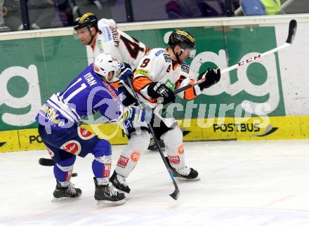 EBEL. Eishockey Bundesliga. EC VSV gegen Moser Medical Graz 99ers.  Derek Ryan, (VSV), Roland Kaspitz (Graz). Villach, am 15.12.2013.
Foto: Kuess 


---
pressefotos, pressefotografie, kuess, qs, qspictures, sport, bild, bilder, bilddatenbank