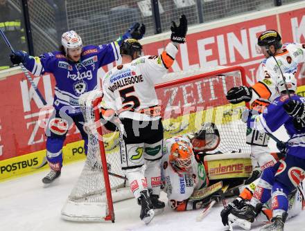 EBEL. Eishockey Bundesliga. EC VSV gegen Moser Medical Graz 99ers.  John Hughes, (VSV), Danny Sabourin, Dustin VanBallegooie (Graz). Villach, am 15.12.2013.
Foto: Kuess 


---
pressefotos, pressefotografie, kuess, qs, qspictures, sport, bild, bilder, bilddatenbank