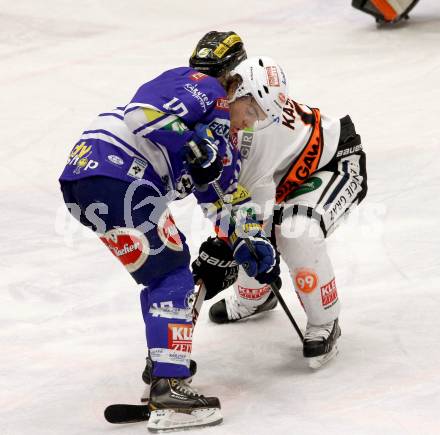 EBEL. Eishockey Bundesliga. EC VSV gegen Moser Medical Graz 99ers.  Brock McBride, (VSV), Roland Kaspitz (Graz). Villach, am 15.12.2013.
Foto: Kuess 


---
pressefotos, pressefotografie, kuess, qs, qspictures, sport, bild, bilder, bilddatenbank