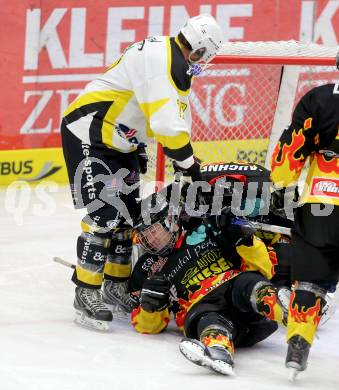 Eishockey Kaerntner Liga, Division I. Create Sports Carinthian Team gegen EC SV Spittal. Alfred Groyer,  (Carinthian Team), Patrick Olsacher (Spittal). Villach, am 14.12.2013.
Foto: Kuess
---
pressefotos, pressefotografie, kuess, qs, qspictures, sport, bild, bilder, bilddatenbank