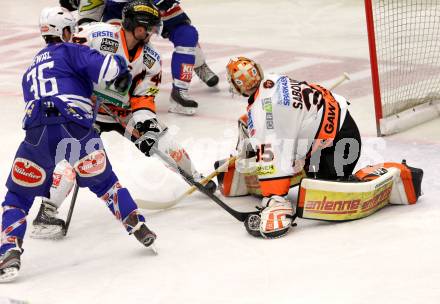 EBEL. Eishockey Bundesliga. EC VSV gegen Moser Medical Graz 99ers.  Marco Pewal,  (VSV), Danny Sabourin, Olivier Latendresse (Graz). Villach, am 15.12.2013.
Foto: Kuess 


---
pressefotos, pressefotografie, kuess, qs, qspictures, sport, bild, bilder, bilddatenbank