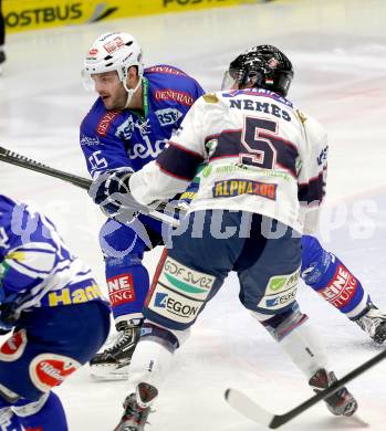 EBEL. Eishockey Bundesliga. EC VSV gegen SAPA Fehervar AV19. Scott Hotham, (VSV), Benjamin Nemes  (Alba Volan). Villach, am 17.12.2013.
Foto: Kuess 


---
pressefotos, pressefotografie, kuess, qs, qspictures, sport, bild, bilder, bilddatenbank