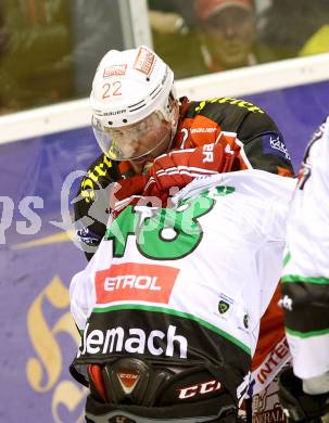 EBEL. Eishockey Bundesliga. KAC gegen HDD TELEMACH Olimpija Ljubljana.  Thomas Poeck, (KAC), Kenneth Macaulay (Laibach). Klagenfurt, am 17.12.2013
Foto: Kuess 

---
pressefotos, pressefotografie, kuess, qs, qspictures, sport, bild, bilder, bilddatenbank