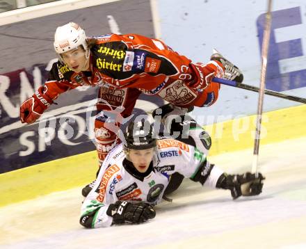 EBEL. Eishockey Bundesliga. KAC gegen HDD TELEMACH Olimpija Ljubljana.  Philipp Koczera, (KAC),  Ziga Grahut (Laibach). Klagenfurt, am 17.12.2013
Foto: Kuess 

---
pressefotos, pressefotografie, kuess, qs, qspictures, sport, bild, bilder, bilddatenbank