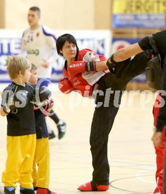 Kickboxen. Schaukampf des Nachwuchses des WKC Velden mit Gerald Zimmermann. Velden, 15.2.2013.
Foto: Kuess 
---
pressefotos, pressefotografie, kuess, qs, qspictures, sport, bild, bilder, bilddatenbank