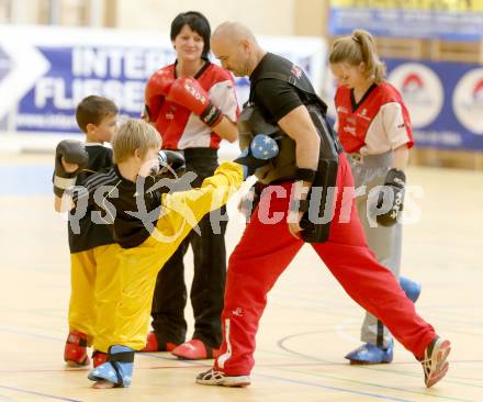 Kickboxen. Schaukampf des Nachwuchses des WKC Velden mit Gerald Zimmermann. Velden, 15.2.2013.
Foto: Kuess 
---
pressefotos, pressefotografie, kuess, qs, qspictures, sport, bild, bilder, bilddatenbank