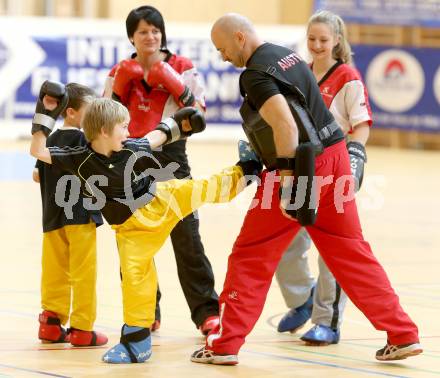 Kickboxen. Schaukampf des Nachwuchses des WKC Velden mit Gerald Zimmermann. Velden, 15.2.2013.
Foto: Kuess 
---
pressefotos, pressefotografie, kuess, qs, qspictures, sport, bild, bilder, bilddatenbank