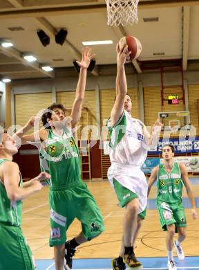 Basketball 2. Bundesliga. KOS Klagenfurt/Celovec gegen Dornbirn Lions. Darko Prolic (KOS), Mario Tobar Ruiz (Dornbirn). Klagenfurt, am 21.12.2013.
Foto: Kuess
---
pressefotos, pressefotografie, kuess, qs, qspictures, sport, bild, bilder, bilddatenbank